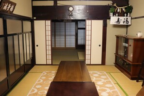 Townhouse Tradisional (Private Vacation Home) | Area keluarga | TV layar datar