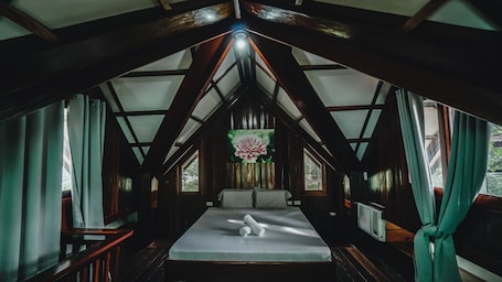 Honeymoon Villa | Laptop workspace, bed sheets