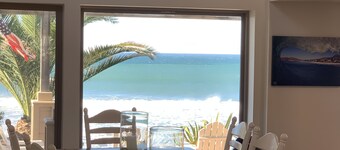 Beach Front Fun! Monthly Rental Rate for a great vacation!