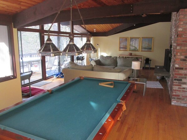 Taulutelevisio, takka, DVD-soitin, kirjoja