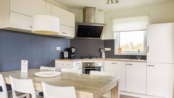 Fridge, dishwasher, cookware/dishes/utensils