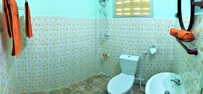 Bathroom - central festival chiang mai 18 kilometers. (สันทราย)