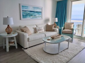 Smart TV, books - Beachfront Condo, 3 Pools & Gulf view, Gym, Tennis, Pickleball ball, Tiki Hut (Destin)