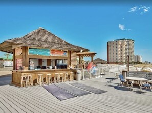 Outdoor dining - Beachfront Condo, 3 Pools & Gulf view, Gym, Tennis, Pickleball ball, Tiki Hut (Destin)