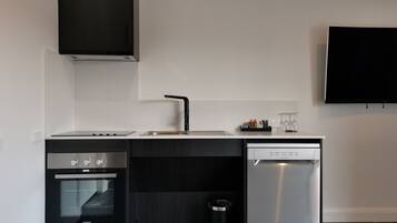 Studio Deluxe | Private kitchenette | Mini-fridge, microwave, espresso maker, coffee/tea maker
