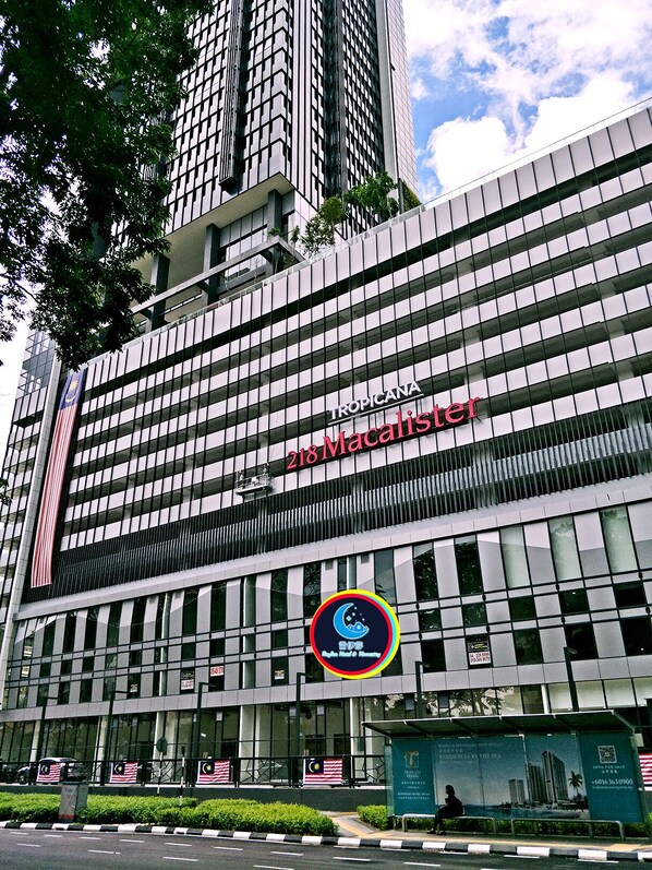 Ein modernes Gebäude mit einem Schild für Tropicana MacArthur.