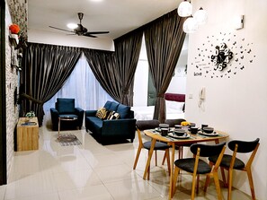 Appartement familial | Salle de séjour | Téléviseur à écran plat de 36 po avec télévision par câble