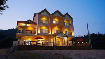 Façade de l’hébergement - soirée/nuit