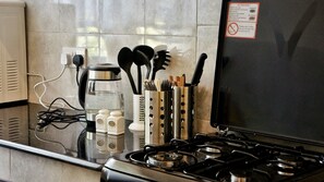ميكروويف، ماكينة لصنع القهوة/الشاي، مستلزمات طهي/أطباق/أوعية