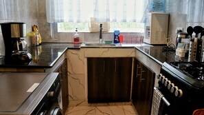 Microwave, coffee/tea maker, cookware/dishes/utensils - Private & quiet executive, guest suite with outdoor garden in the heart of Karen (NAIROBI)