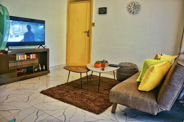 TV - Private & quiet executive, guest suite with outdoor garden in the heart of Karen (NAIROBI)