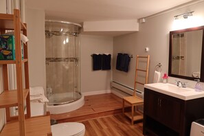 Douche, sèche-cheveux, serviettes fournies, savon