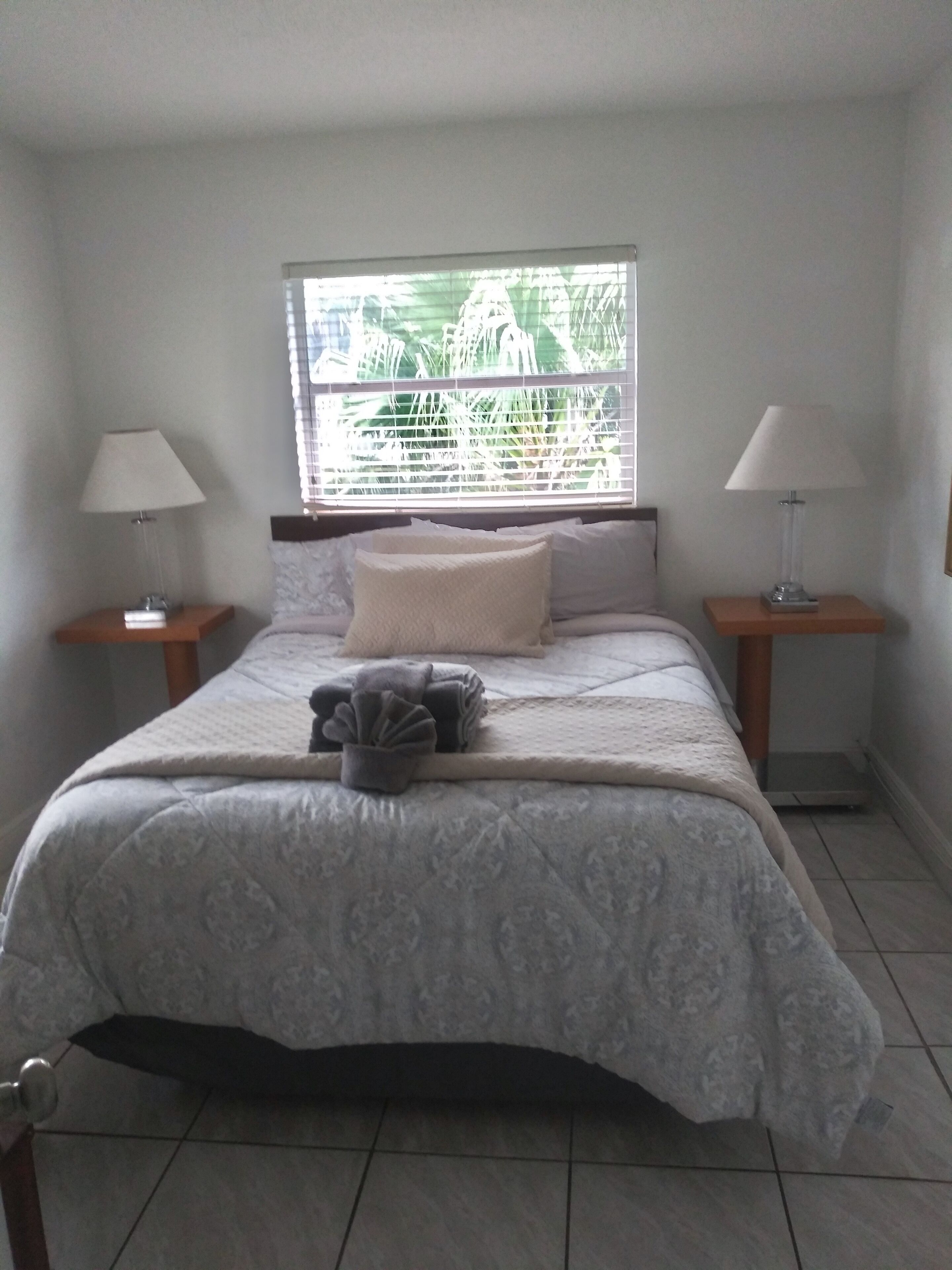 Spacious One Bedroom Apt. Steps from the  Beach! 🏖