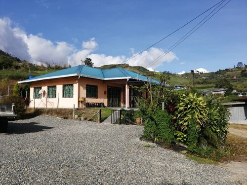 Family Homestay Nearby Desa Dairy Farm (5 minutes)