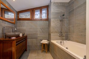 Badkar/dusch, bubbelbadkar, hårtork och handdukar