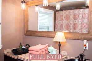 Combined shower/bathtub, jetted bath, hair dryer, towels