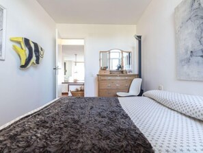 3 bedrooms, iron/ironing board, free internet