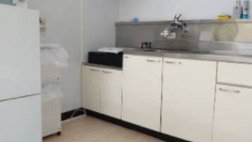 شقة - ٣ غرف نوم | مطبخ صغير خاص | ثلاجة، ميكروويف، موقد طهي مسطح، غلّاية كهربائية