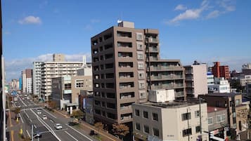 Un edificio de varios pisos con un diseño arquitectónico moderno, que combina balcones y ventanas.