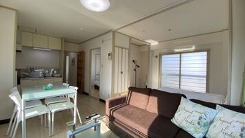 Departamento, 3 habitaciones | Área de sala de estar | Televisión de pantalla plana