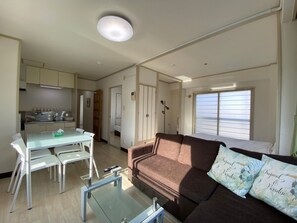 Apartamento, 3 habitaciones | Zona de estar | Una televisión de pantalla plana