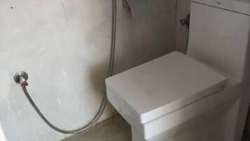 Ducha, cabezal de ducha con hidromasaje, zapatillas y toallas