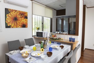 Casa, 3 habitaciones | Zona de estar | Una televisión de pantalla plana