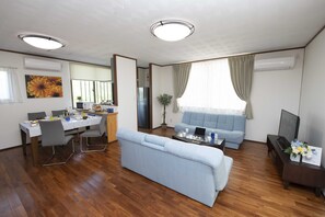 Casa, 3 habitaciones | Área de sala de estar | Televisión de pantalla plana 