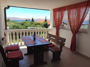 Outdoor dining - Holiday apartment with air conditioning (Ribarica)