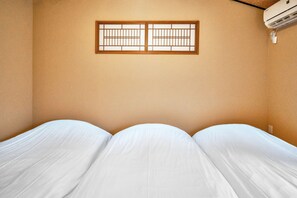 Casa (Private Vacation) | 2 camere, una scrivania, postazione laptop, insonorizzazione