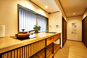 Private Vacation Home | Private kitchenette | Fridge, microwave, stovetop, electric kettle - Rakushu-En (Kyoto)