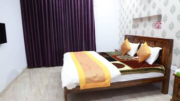 3 bedrooms, in-room safe, iron/ironing board, WiFi