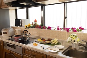 Refrigerador, microondas, placa de cocina, tetera/pava eléctrica