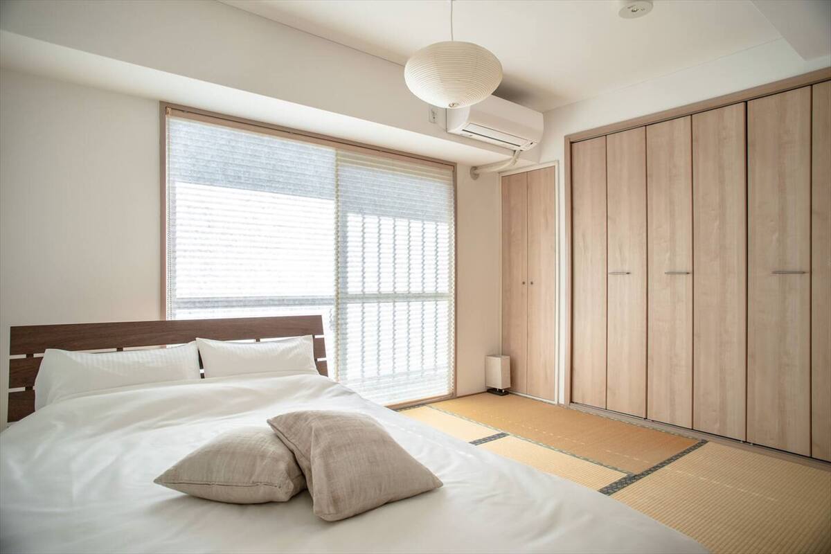 Chambre supérieure double, cuisine, vue sur la ville | Bureau, espace de travail pour ordinateurs portables