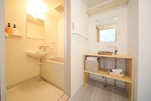 Separate bathtub and shower, free toiletries, hair dryer, bidet - Apartment HOTEL KIRO Kyoto STATION (Kyoto)