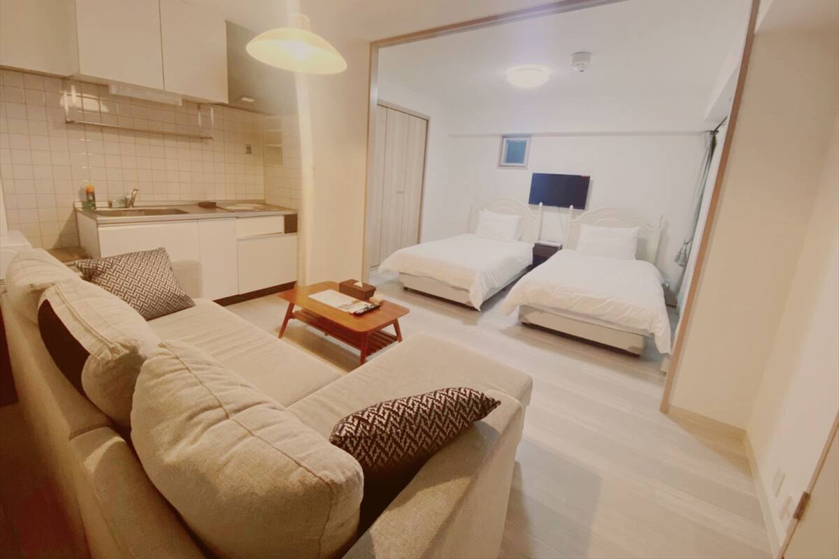 Chambre supérieure avec lits jumeaux, cuisine, vue sur la ville (Aparthotel 402) | Bureau, espace de travail pour ordinateurs portables