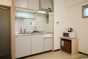 Mini-fridge, microwave, stovetop, electric kettle - Apartment HOTEL KIRO Kyoto STATION (Kyoto)