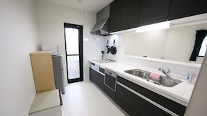 Private Vacation Home | Private kitchen | Fridge, microwave, stovetop, dishwasher - Neyagawa Station House (Neyagawa)