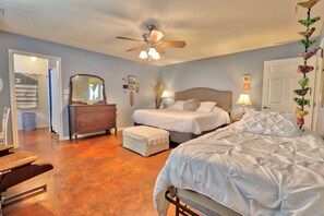 1 bedroom, iron/ironing board, WiFi, bed sheets - Charming 2 bedroom cottage with private pool in the heart of the Texas Hill Coun (Johnson City)