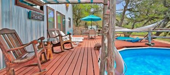 Viehättävä 2 makuuhuoneen mökki, jolla on oma uima-allas ja poreallas Texas Hill Countryn sydämessä!