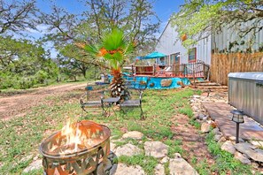 Terrace/patio - Charming 2 bedroom cottage with private pool in the heart of the Texas Hill Coun (Johnson City)
