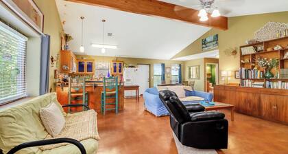 Charming 2 bedroom cottage with private pool in the heart of the Texas Hill Coun