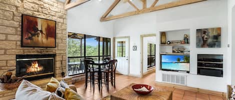 Televisión y chimenea