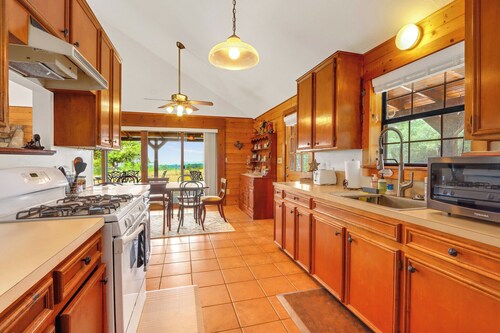 3 bedroom pet friendly log cabin with private hot tub!