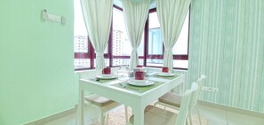 Căn hộ tiện nghi đơn giản (Family) | Khu vực ăn uống tại phòng