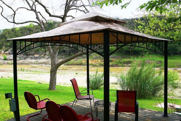 Terrace/patio - Darling cottage on the Blanco River. Minutes from downtown Wimberley! (Wimberley)