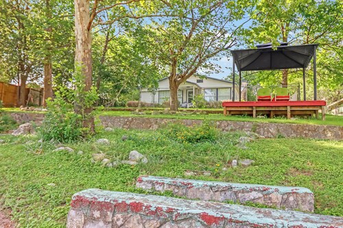 Darling cottage on the Blanco River. Minutes from downtown Wimberley!
