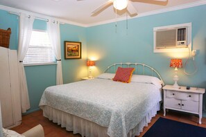 1 habitación, tabla de planchar con plancha y ropa de cama 