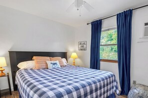 1 habitación, tabla de planchar con plancha y ropa de cama 
