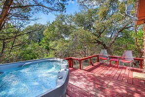 Terrace/patio - Private, cozy and romantic cabin - a Wimberley favorite! Private hot tub! (Wimberley)